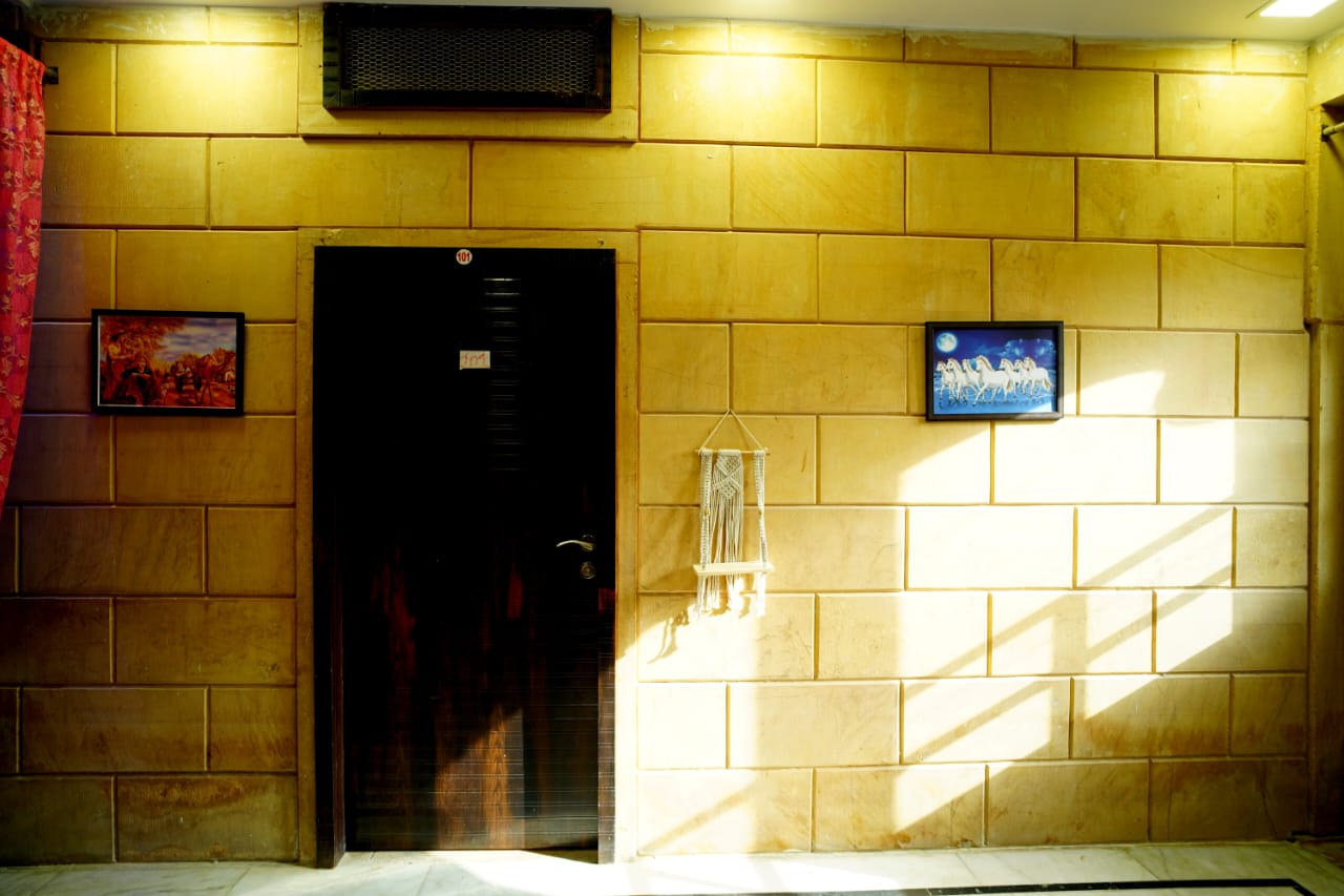 Hotel Holiday Villa (1)